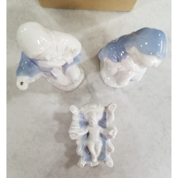 Vintage 3 Piece Lefton Blue and White Christmas Nativity Set #5122 - Picture 2 of 9
